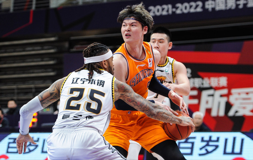 上海队逆转辽宁队，取得激动胜利