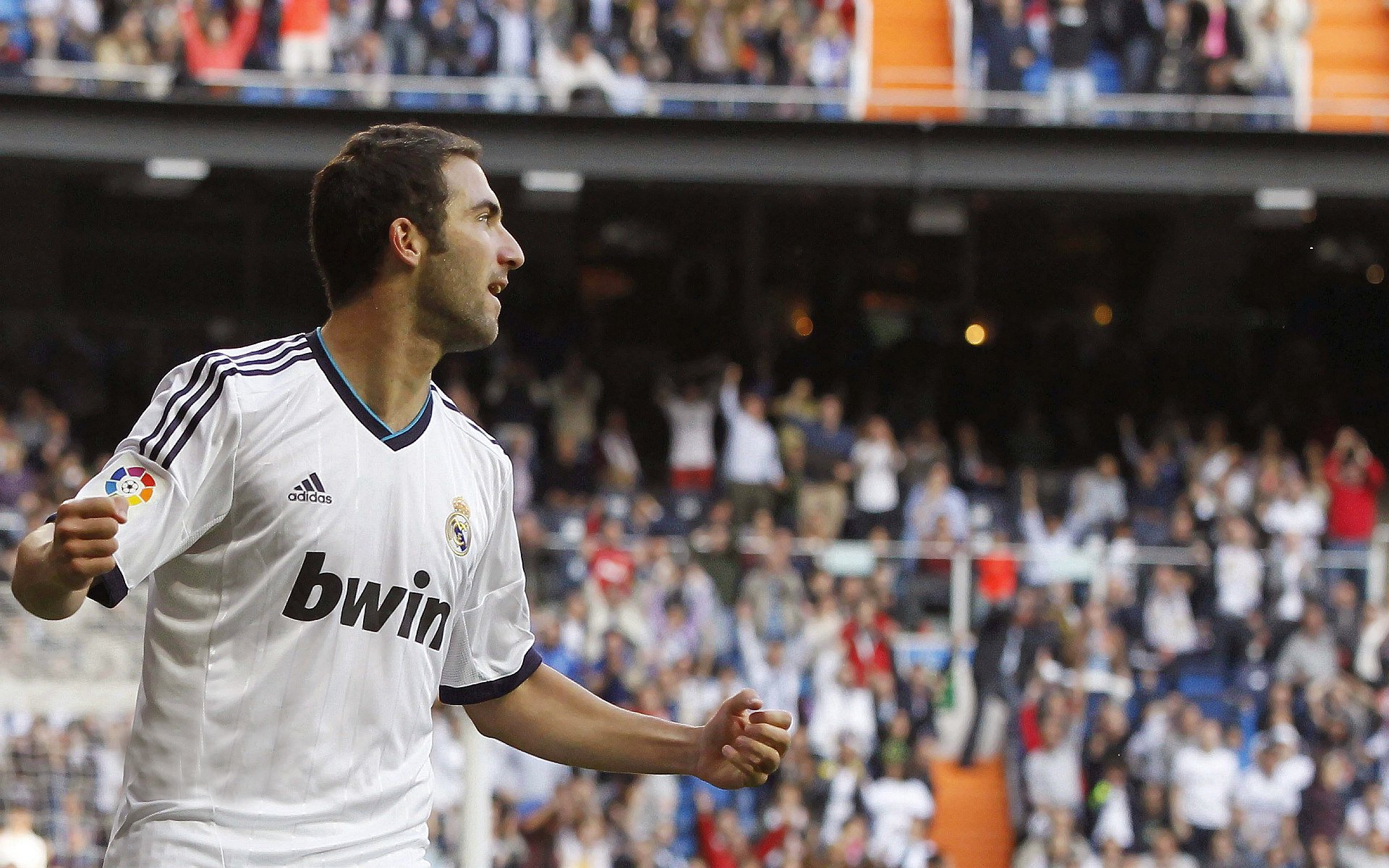 黄潜艇破浪基辅夜，当京多安踏上乌克兰的宏大舞台