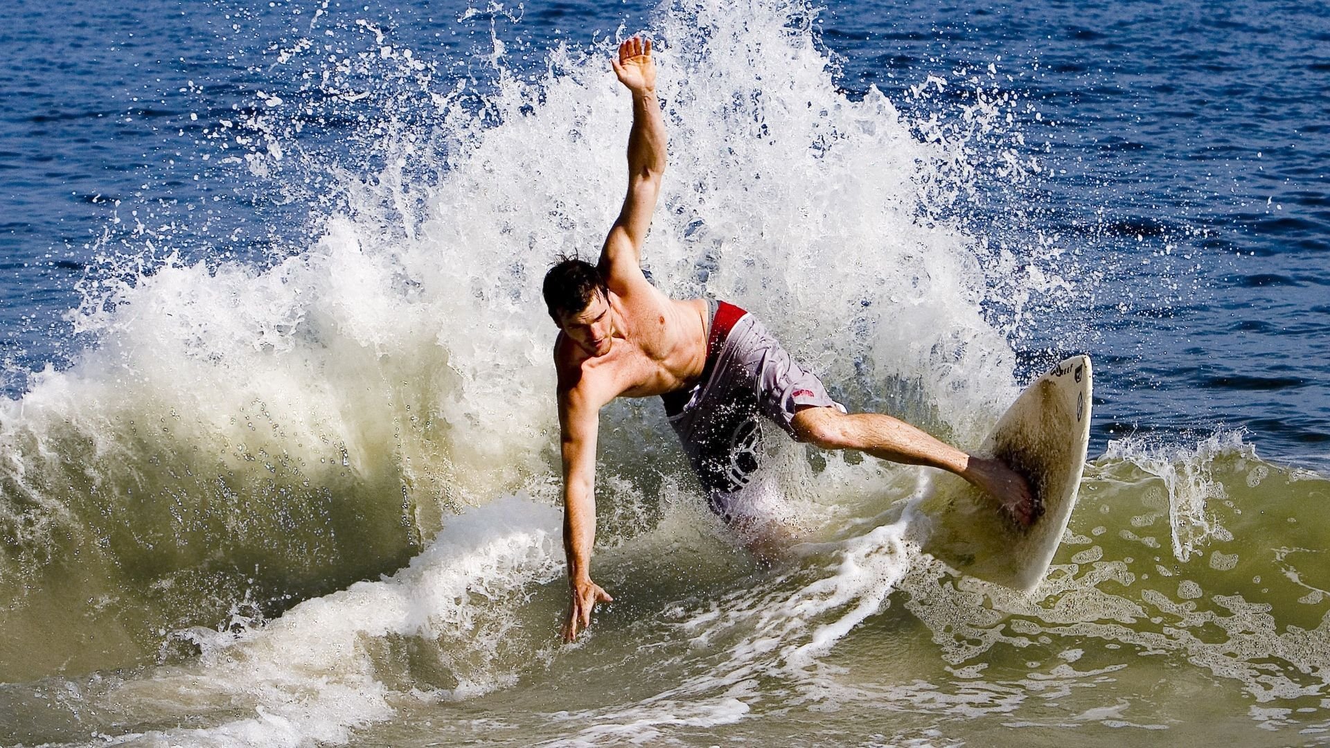 策略与坚韧的胜利，佩雷兹领军梅赛德斯力克威廉姆斯，展现团队唯一性